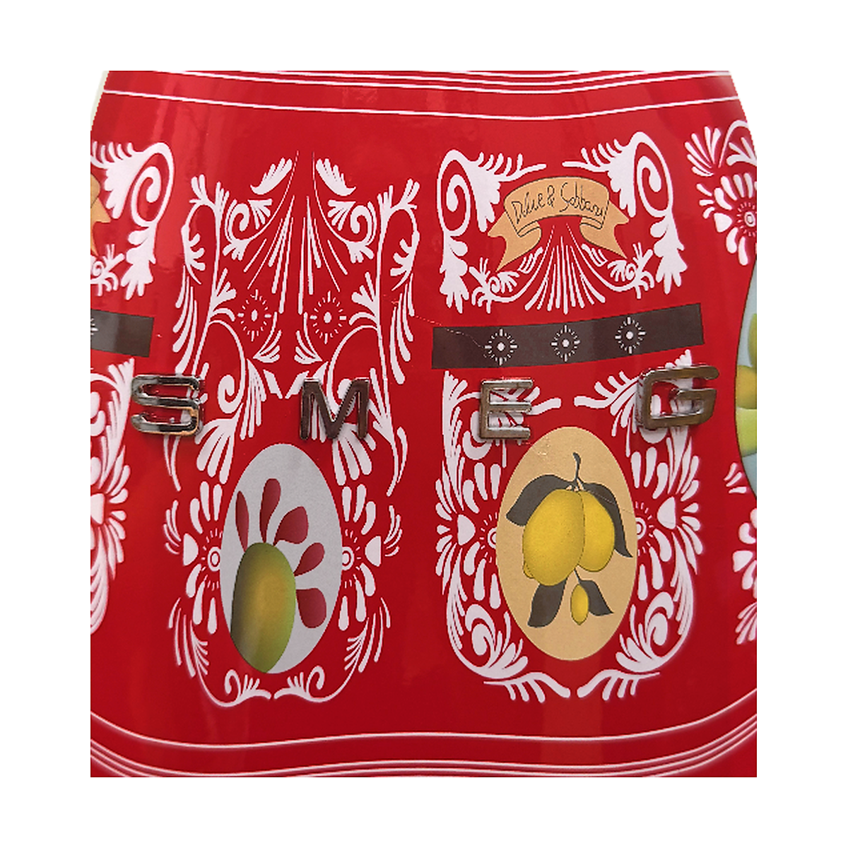 Деталь орнаменту: червоний набір SMEG Dolce&Gabbana