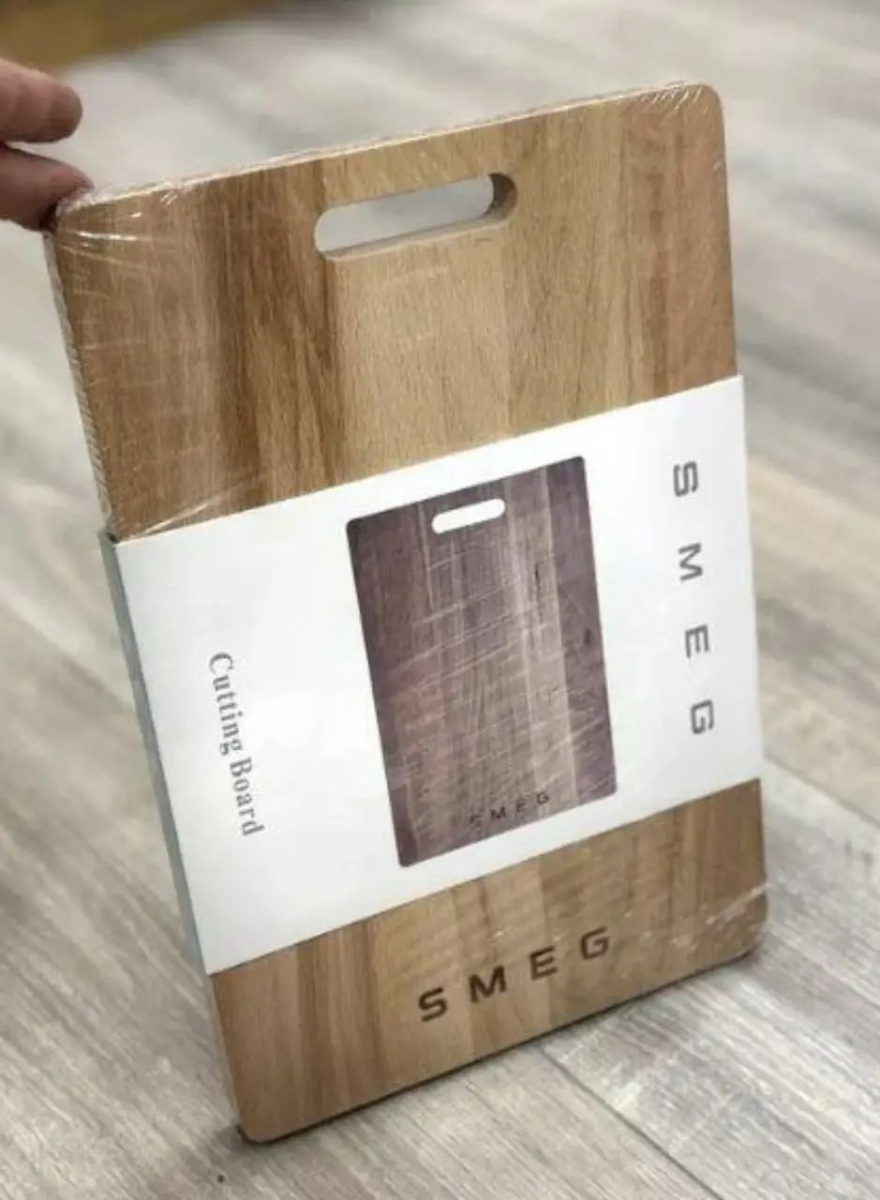 Дерев’яна дошка для нарізання SMEG, 24 × 33 см — деталі